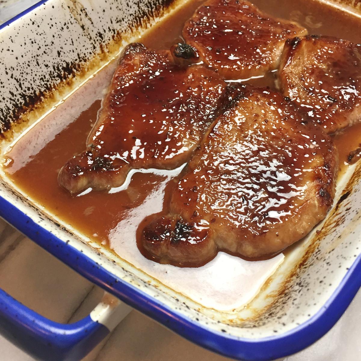 Receta facil de chuletas al horno con salsa.