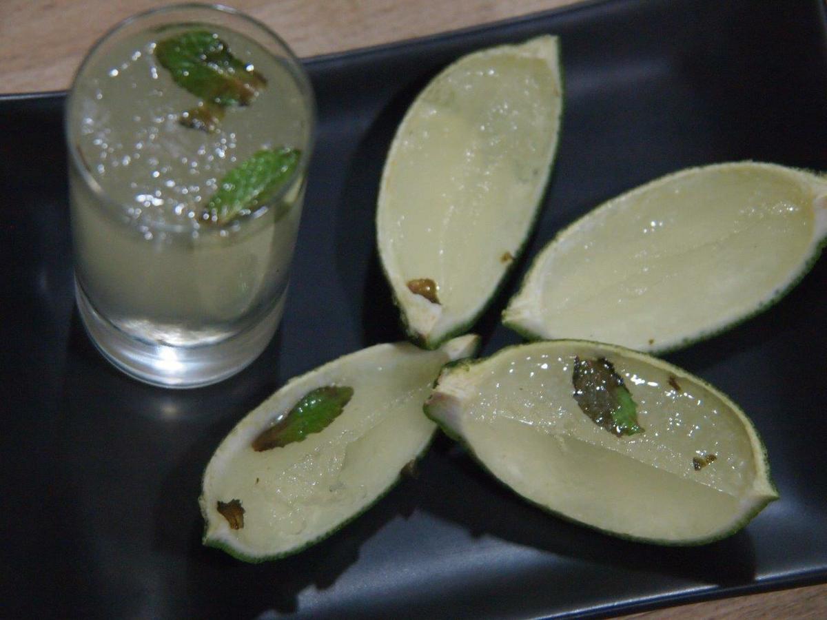 gelatina de mojito en chupito y en cáscaras de lima