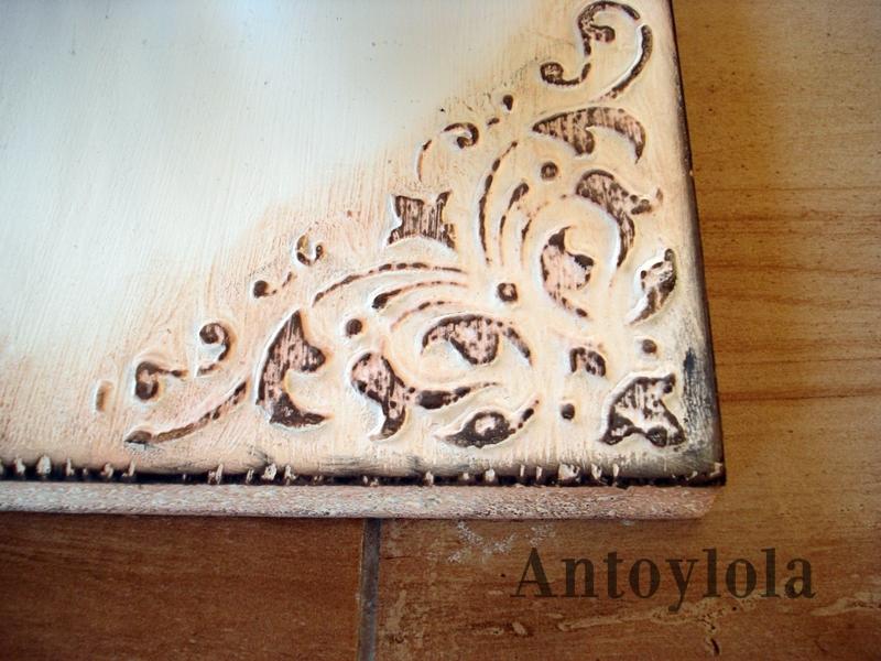 percha decorativa con cubiertos de plata