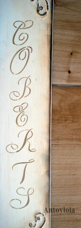 percha decorativa con cubiertos de plata