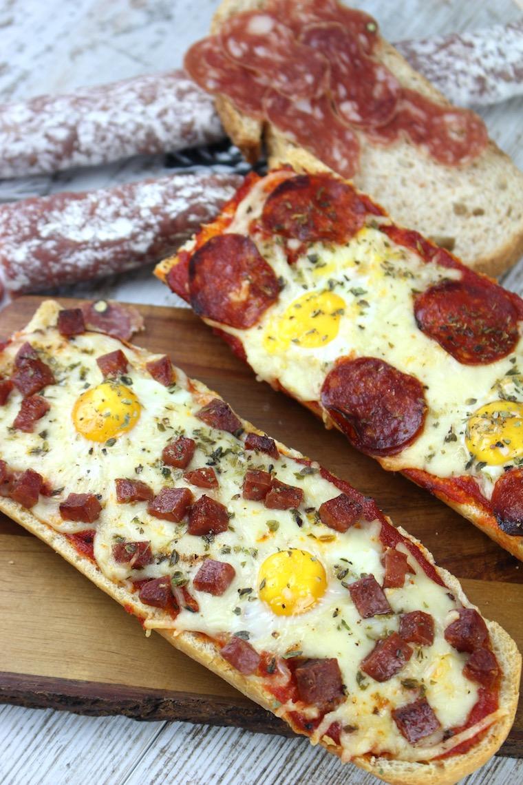 Panini casero o pan pizza de fuet y chorizo con huevos de codorniz sin lactosa
