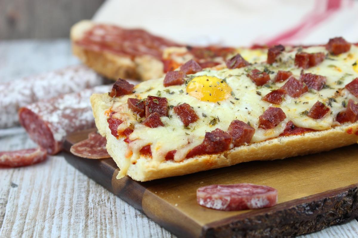 Panini casero o pan pizza de fuet y chorizo con huevos de codorniz sin lactosa