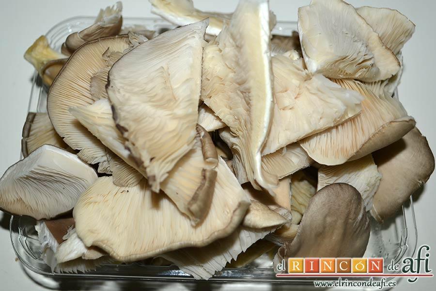 Setas de cardo salteadas con ajo, las troceamos con unas tijeras