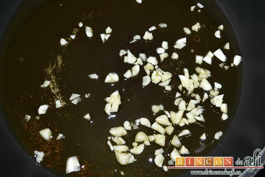 Setas de cardo salteadas con ajo, picar los ajos y dorar con aceite de oliva