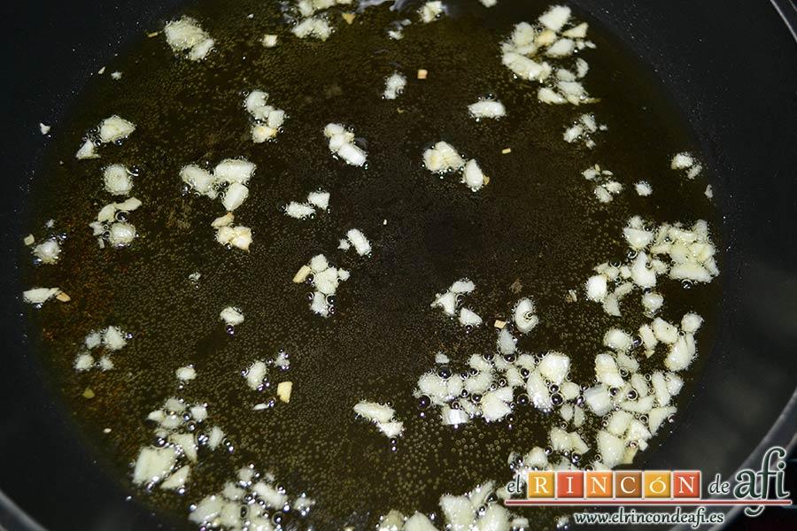 Setas de cardo salteadas con ajo, prestar atención a cuando los ajos empiecen a dorar