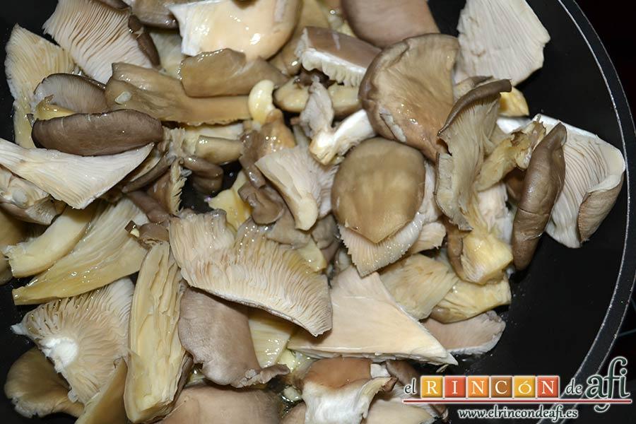 Setas de cardo salteadas con ajo, añadir las setas con un poco de sal y rehogar