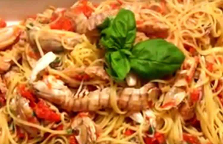 Pasta con salsa de galeras (Cocina italiana)
