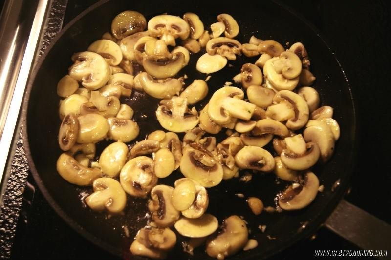 revuelto de trigueros y champiñones