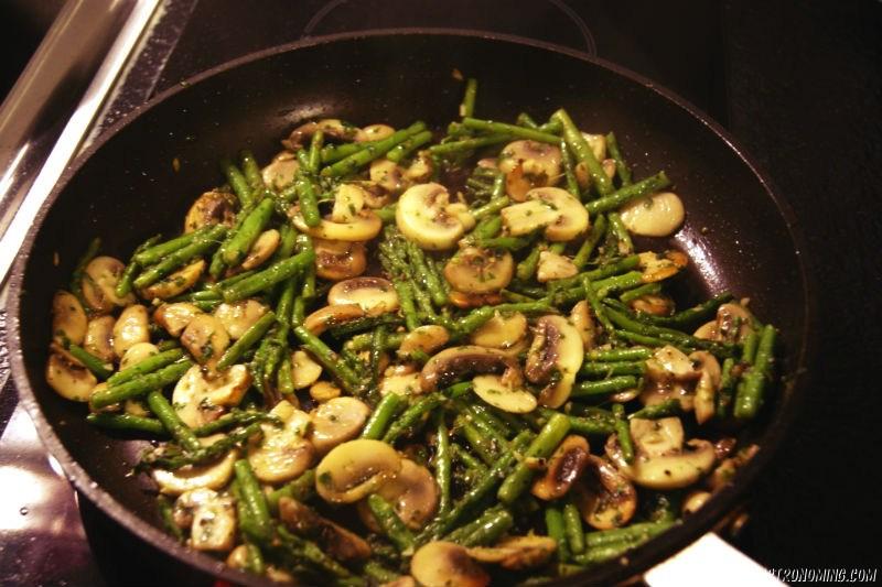 revuelto de trigueros y champiñones