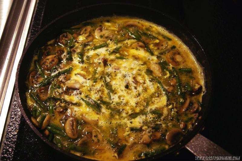 revuelto de trigueros y champiñones