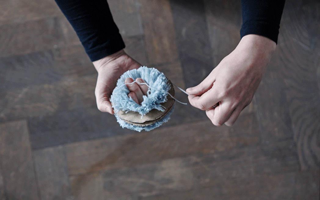 pompon de lana paso a paso