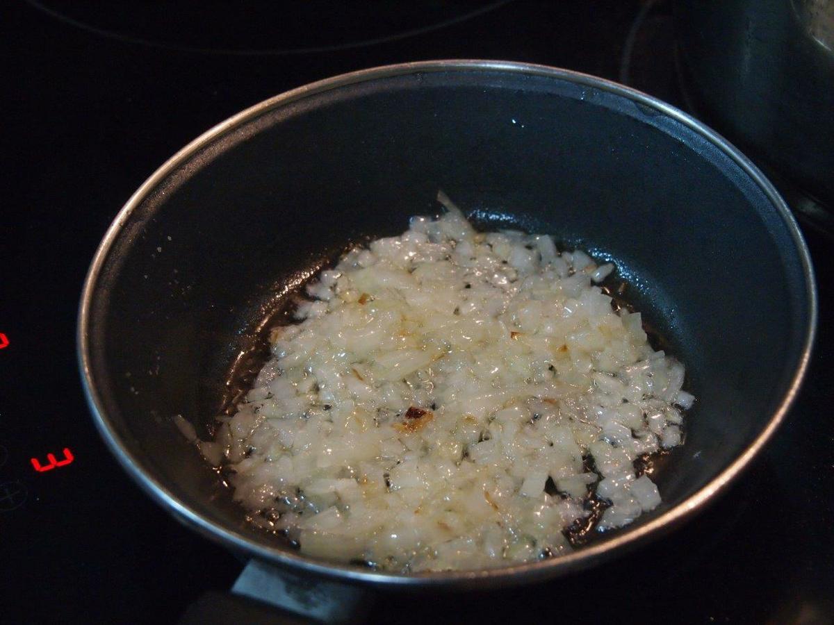 pochando cebolla para Sopa de mejillones con quinoa