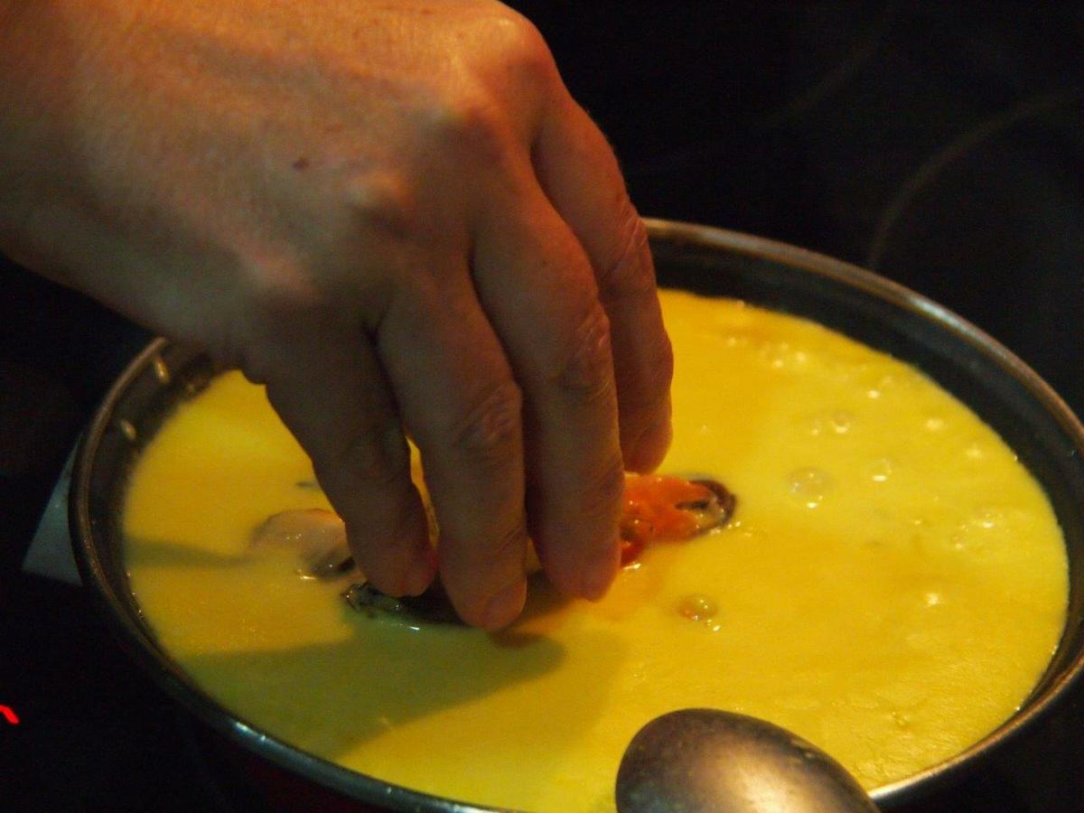 Añadiendo los mejillones a Sopa de mejillones con quinoa