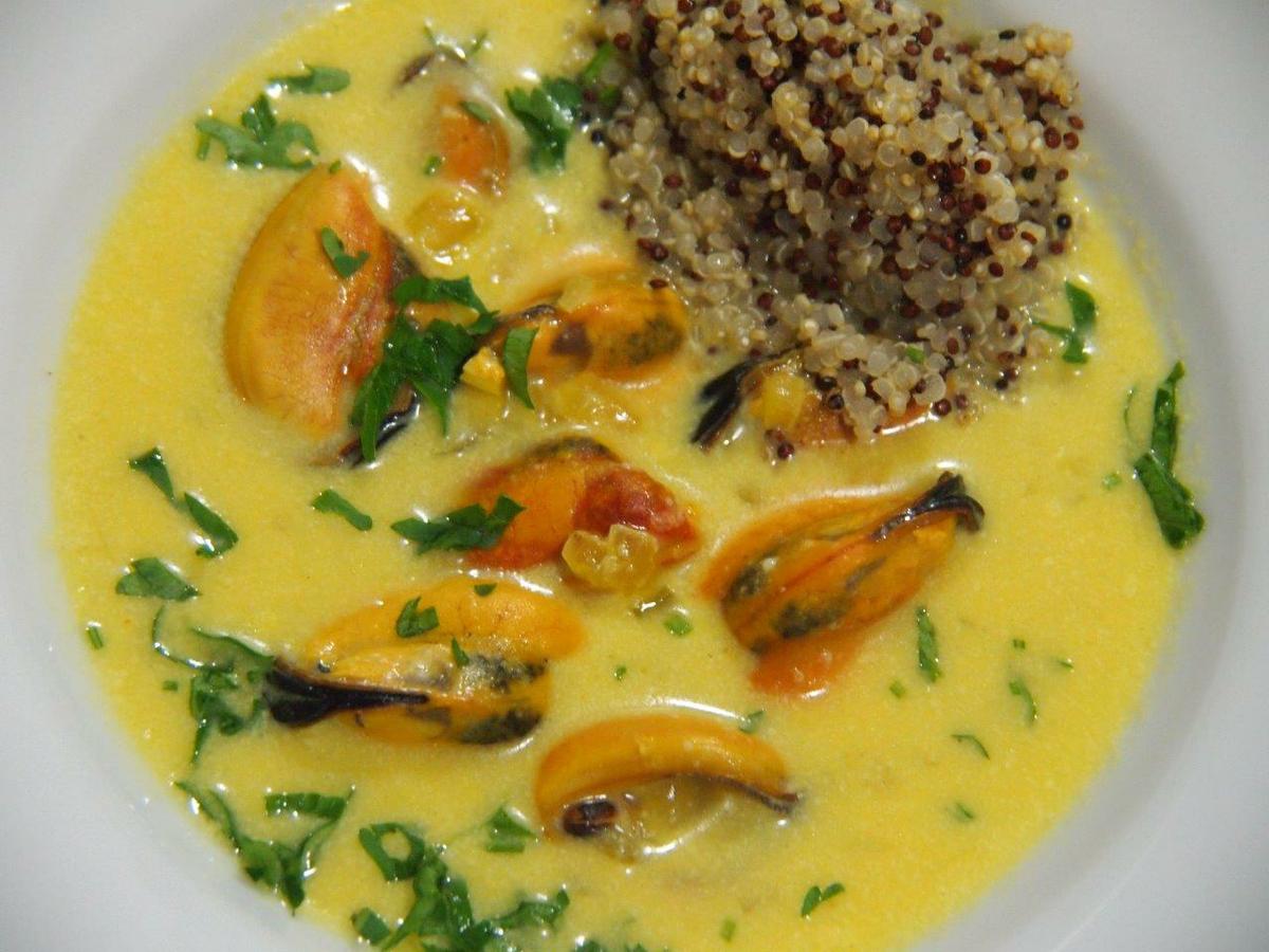 Sopa de mejillones con quinoa emplatada