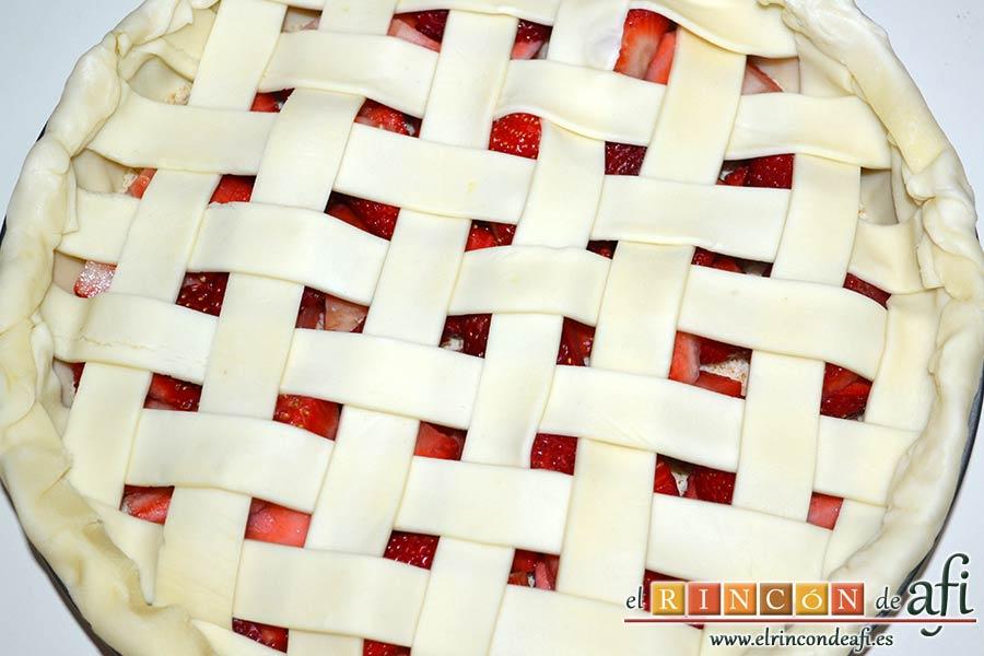 Tarta de fresas y almendras, plegar los bordes sobrantes hasta formar un reborde