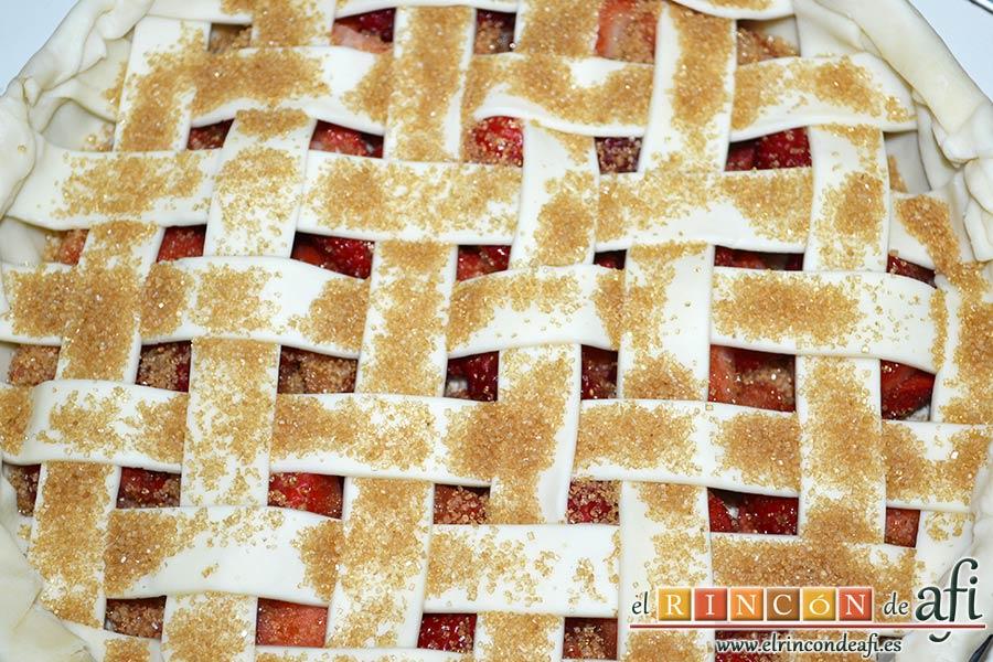 Tarta de fresas y almendras, espolvorear con azúcar moreno