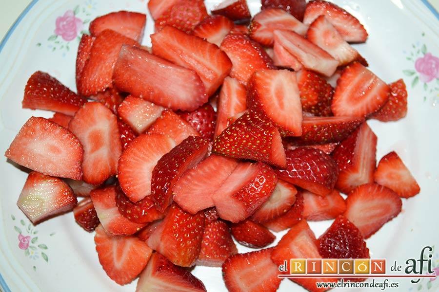 Tarta de fresas y almendras, lavar y trocear las fresas