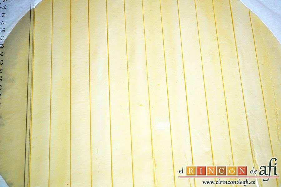 Tarta de fresas y almendras, para cortar las tiras del enrejado te puedes ayudar de una regla