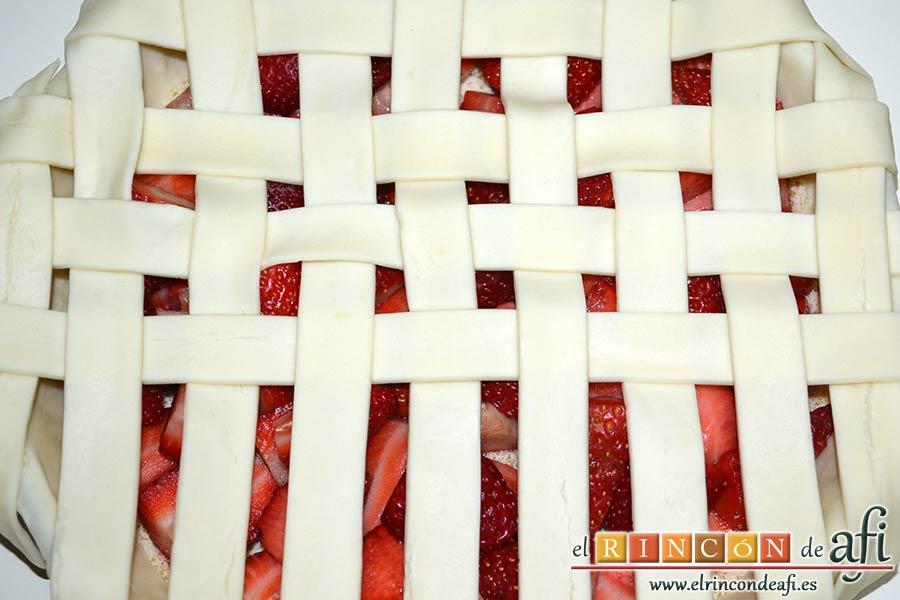 Tarta de fresas y almendras, seguir con el enrejado