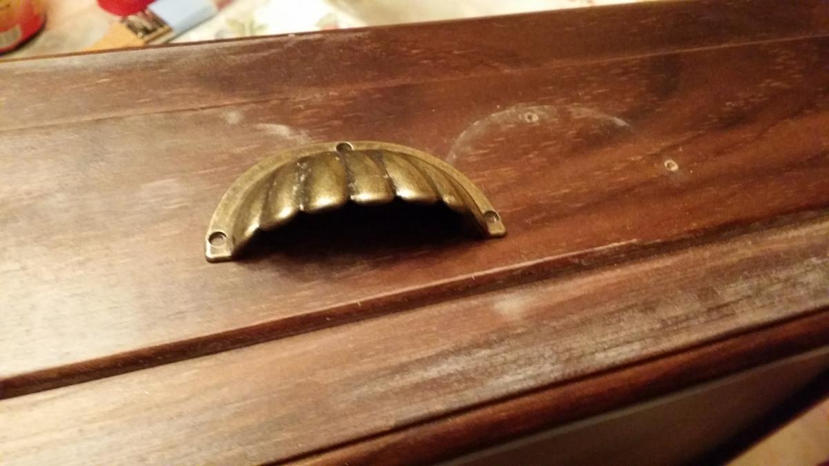 Quitamos los tiradores y lijamos con el papel de lija de grano fino