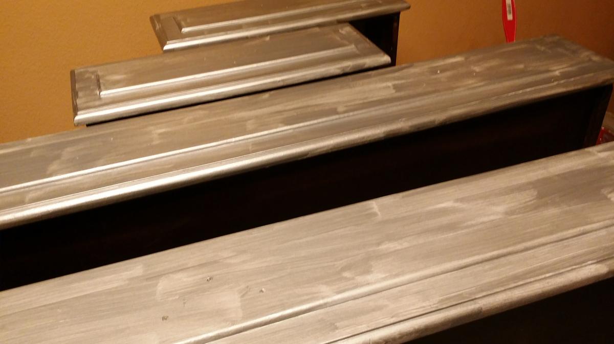 Pintamos con la pintura color plata