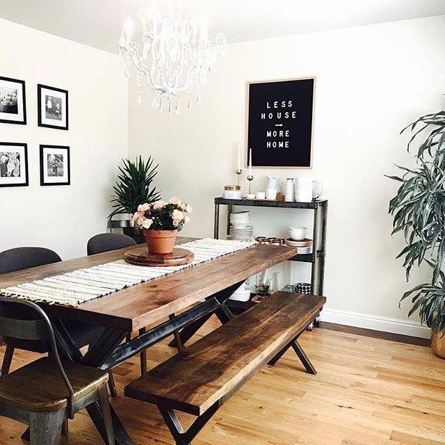 Este tablero auténticamente retro de plástico ranurado de color negro en la que se insertan letras de color blanco para escribir todo tipo de mensajes es una idea de regalo genial para los amantes de las últimas tendencias. Incluye 286 letras, números y signos de puntuación de 1,9 centímetros de alto. Declaraciones de amor, listas de reproducción, de la compra, de recados pendientes, planes semanales, poemas, citas de tus autores predilectos, menús, cualquier mensaje se convertirá en un anuncio lleno de creatividad en este tablero de letras intercambiables.