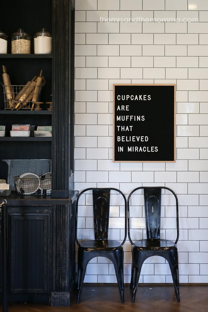 Este tablero auténticamente retro de plástico ranurado de color negro en la que se insertan letras de color blanco para escribir todo tipo de mensajes es una idea de regalo genial para los amantes de las últimas tendencias. Incluye 286 letras, números y signos de puntuación de 1,9 centímetros de alto. Declaraciones de amor, listas de reproducción, de la compra, de recados pendientes, planes semanales, poemas, citas de tus autores predilectos, menús, cualquier mensaje se convertirá en un anuncio lleno de creatividad en este tablero de letras intercambiables.