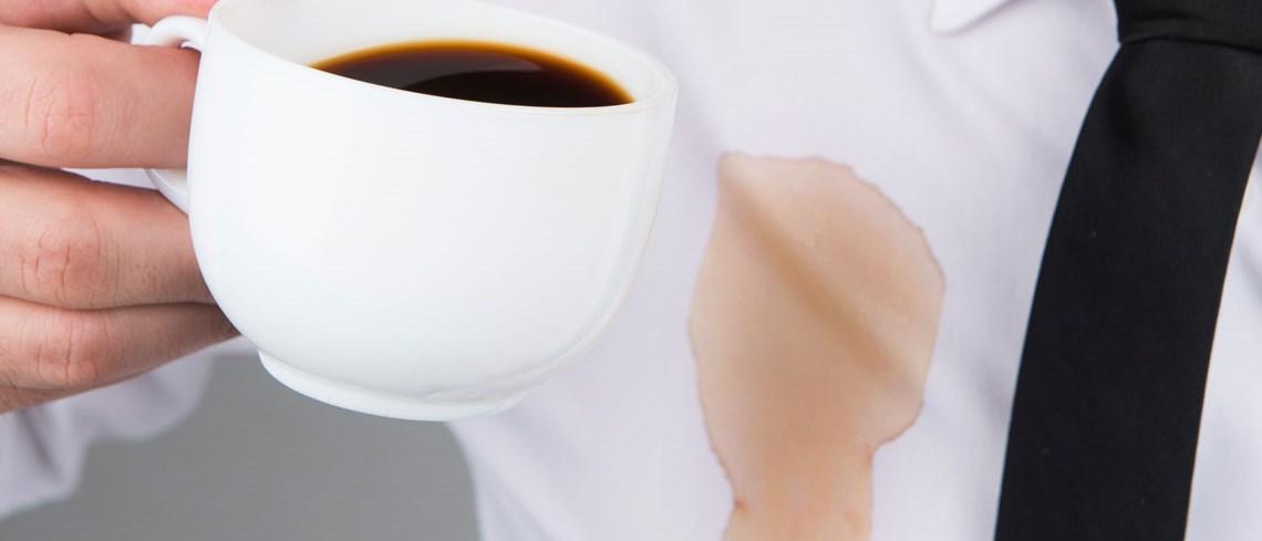 Пятно от кофе на белом. Пятно от кофе. Пролил кофе на рубашку. Пролитый кофе. Разлитая Кружка кофе.