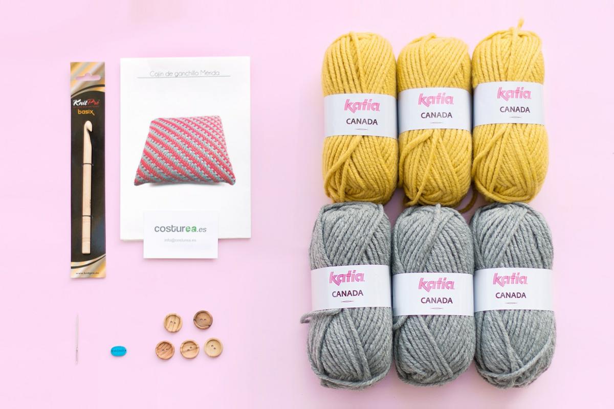 Materiales del kit para cojín de ganchillo de Costurea, visto en "I am a Mess Blog"