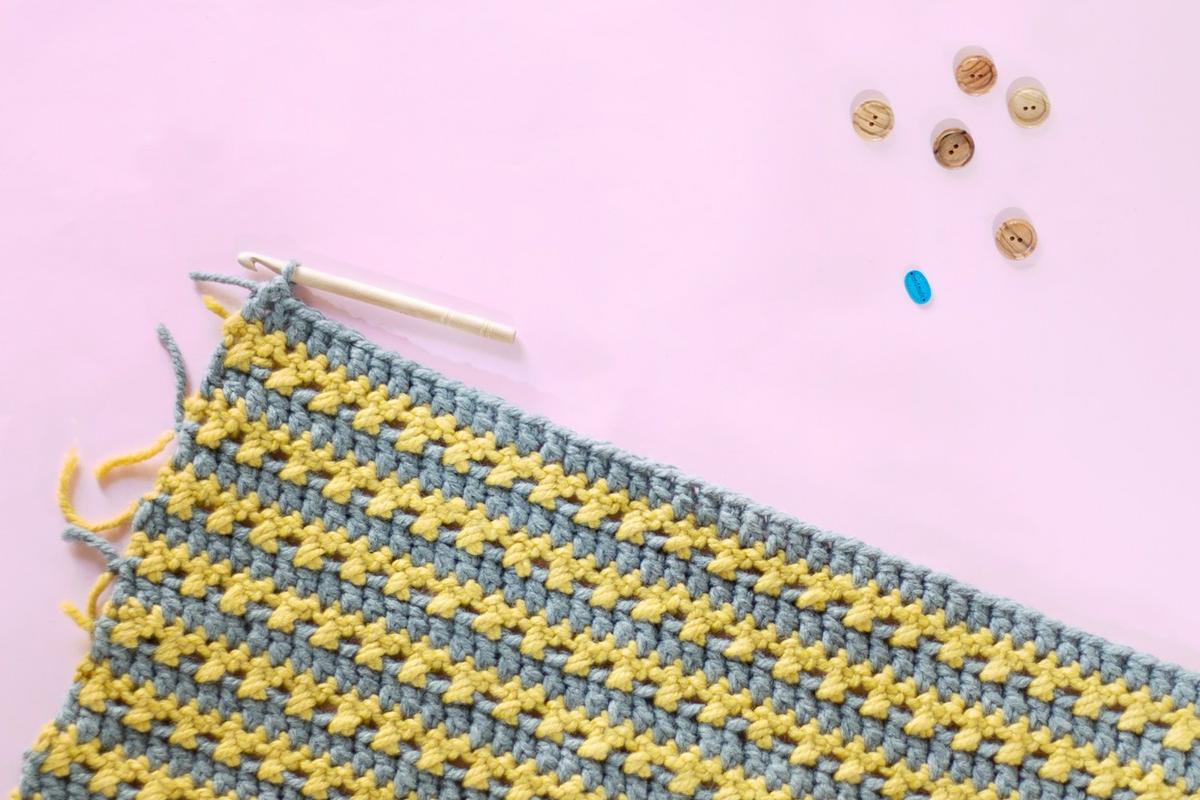 kit para cojín de ganchillo de Costurea, visto en "I am a Mess Blog"