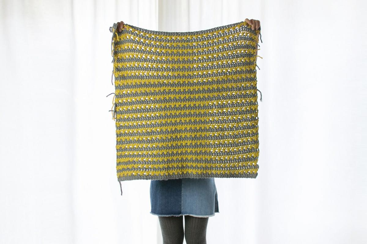 kit de cojín de ganchillo de Costurea, visto en "I am a Mess Blog"