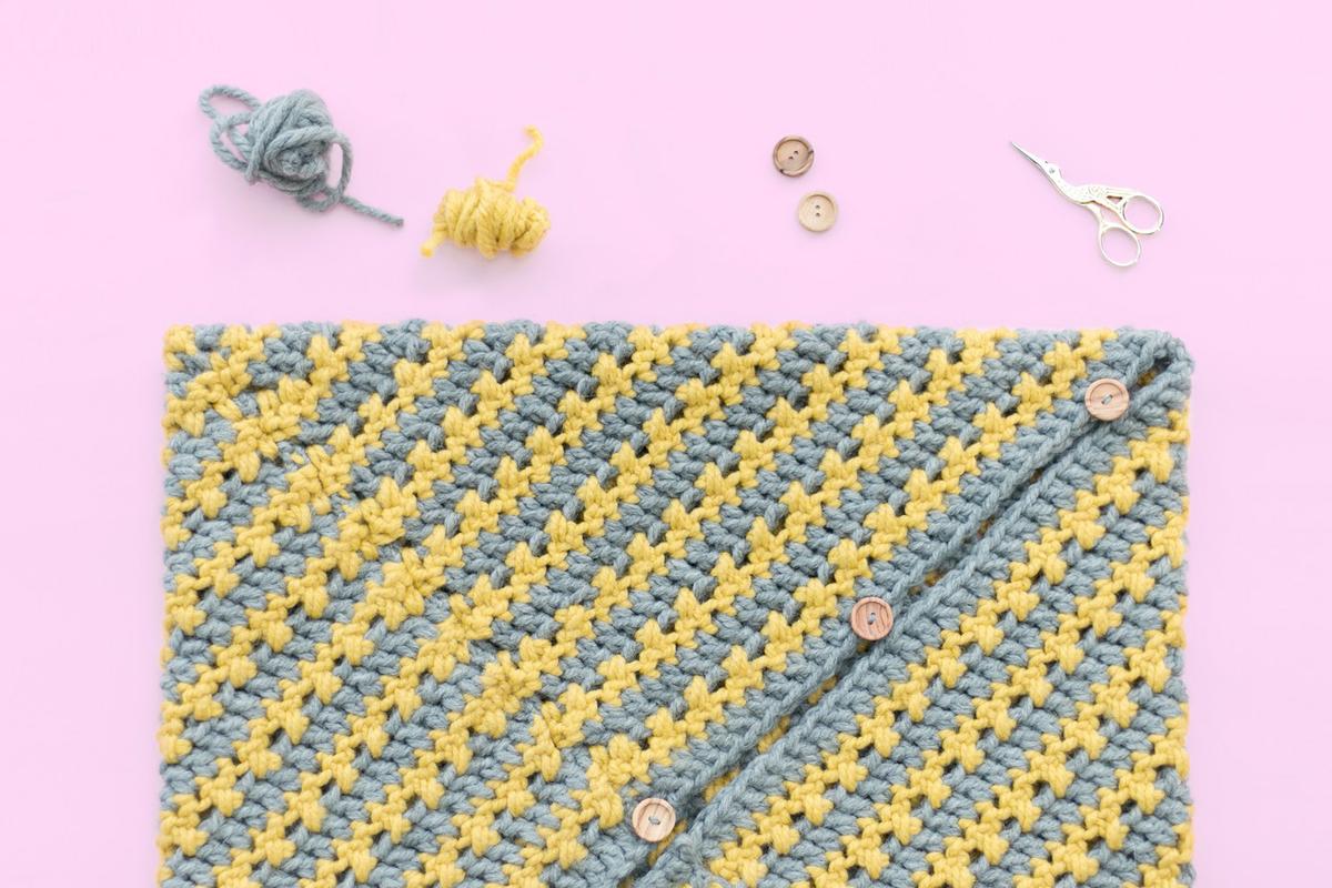 kit de cojín de ganchillo de Costurea, visto en "I am a Mess Blog"