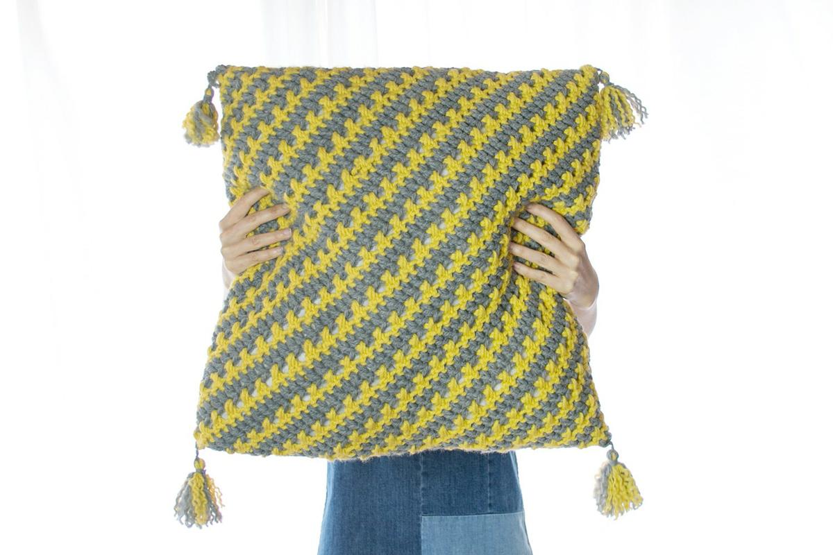 kit de cojín de ganchillo de Costurea, visto en "I am a Mess Blog"