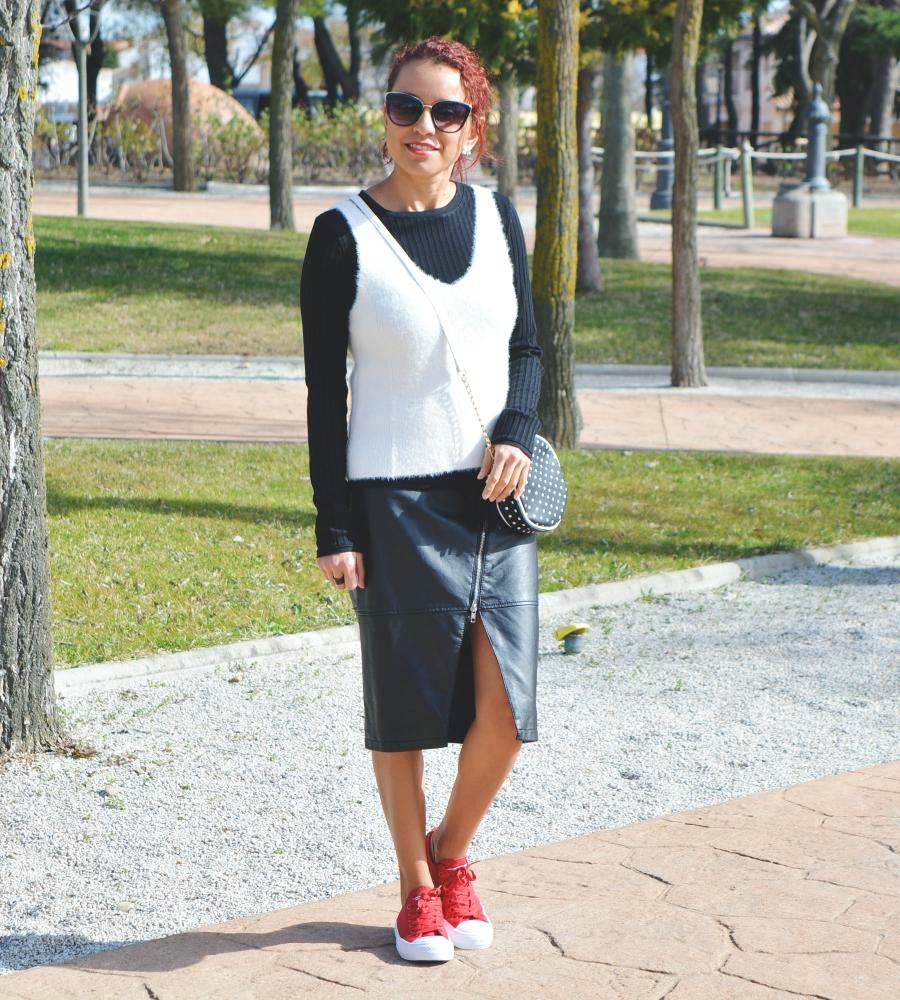 Look blanco y negro con deportivas rojas 3