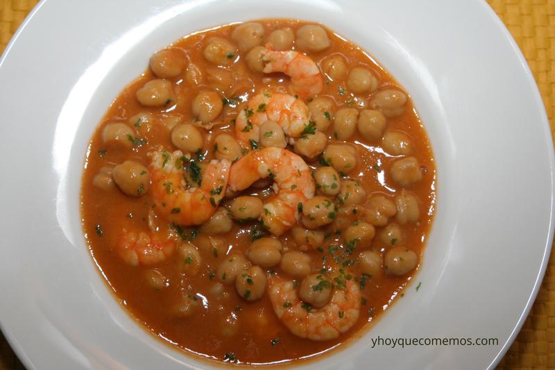garbanzos con langostinos