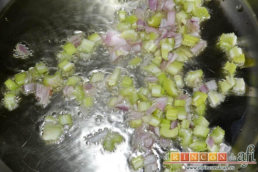 Risotto carbonara, picar y rehogar la chalota y el apio