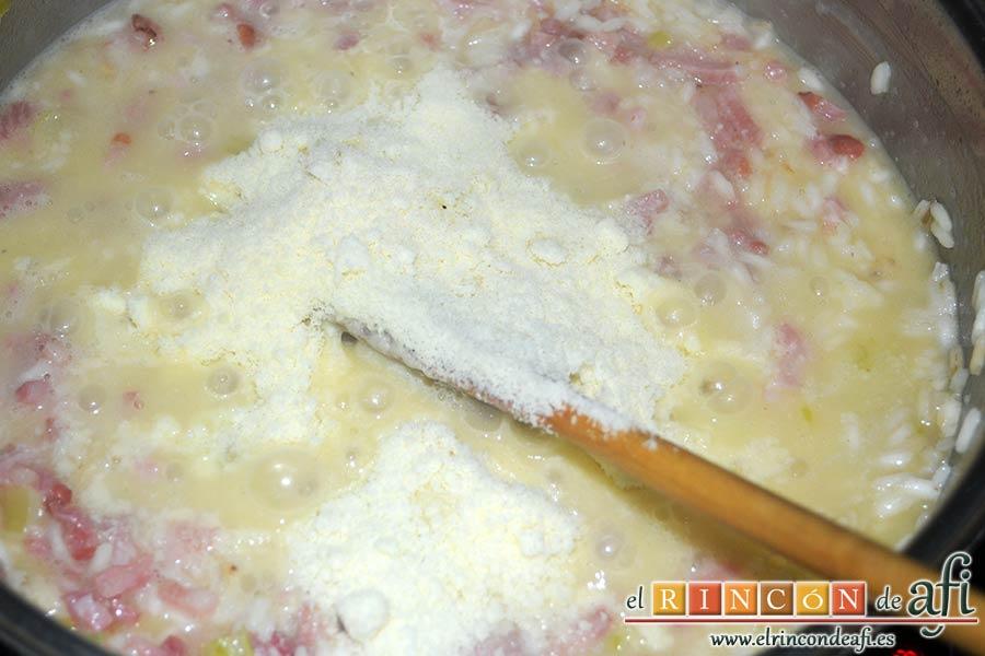 Risotto carbonara, añadir el queso parmesano