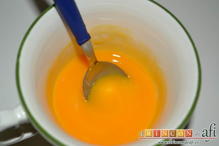 Risotto carbonara, batir ligeramente dos yemas de huevo