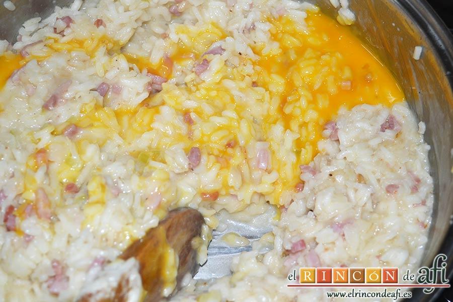 Risotto carbonara, añadir al rissoto fuera del fuego y remover