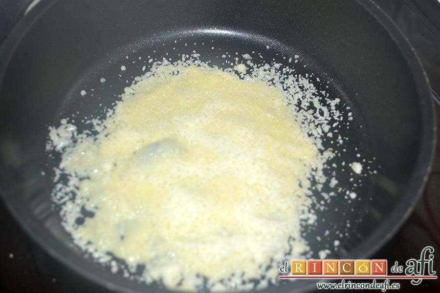 Risotto carbonara, para hacer una peineta de queso parmesano echamos dos cucharadas de queso parmesano rallado en una sartén