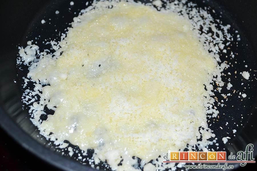 Risotto carbonara, cuando empiece a dorar por un lado dar la vuelta