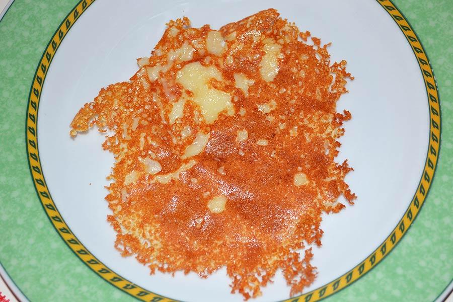 Risotto carbonara, sacar del fuego y dejar que enfríe y endurezca en un plato