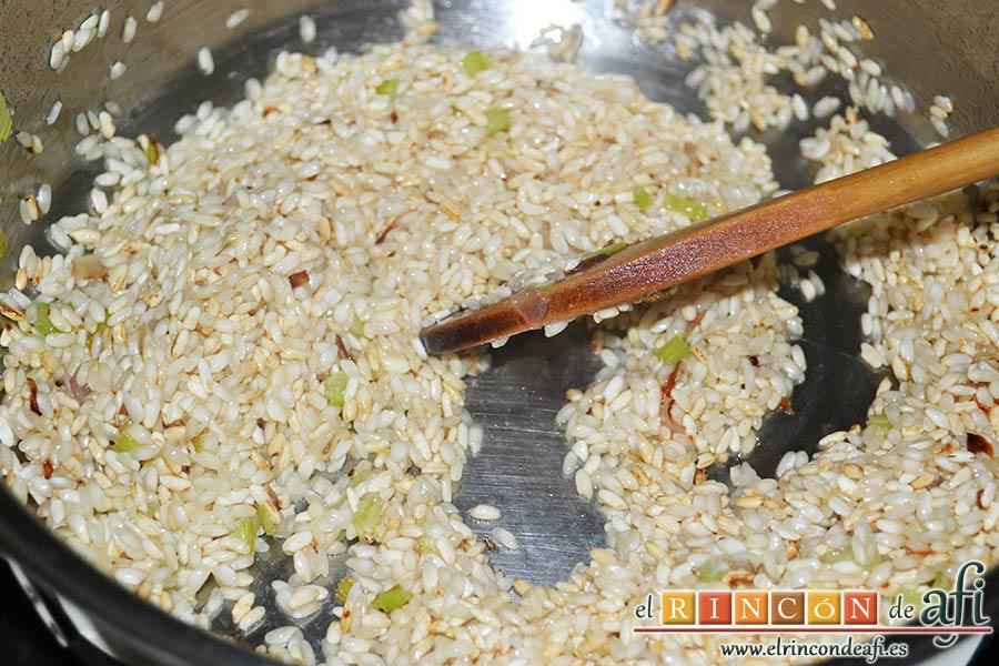 Risotto carbonara, cuando las verduras estén doradas añadir el arroz y sofreír