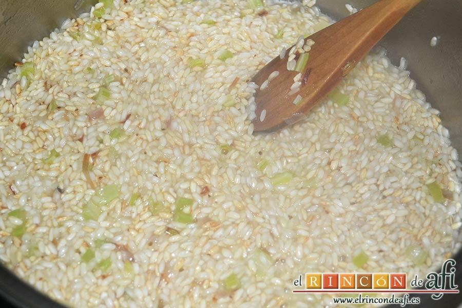 Risotto carbonara, añadírselo al arroz