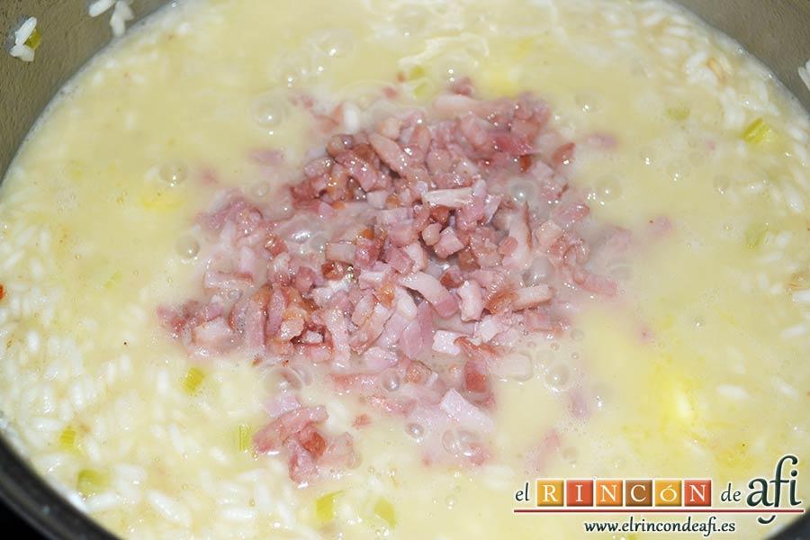 Risotto carbonara, remover bien y añadir la panceta
