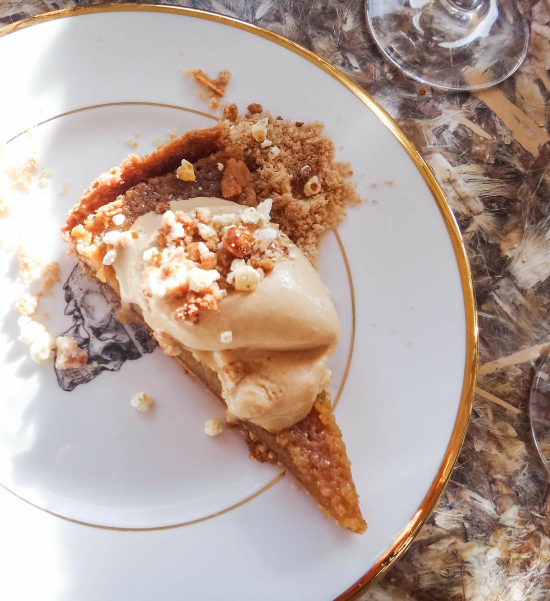 Desperdicio de helado de pop corn con torta