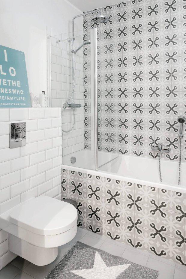 un azulejo decorado para el baño