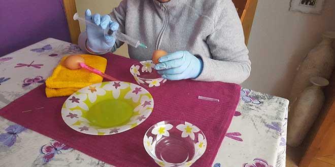 huevos-para-decorar,-pinchar-huevo-con-jeriguilla