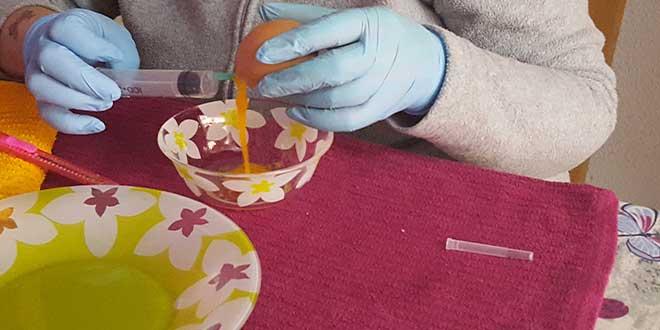 huevos-para-decorar,-vaciar-huevo-empieza-salir-la-yema