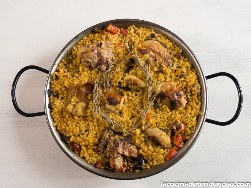 Paella de pollo y conejo